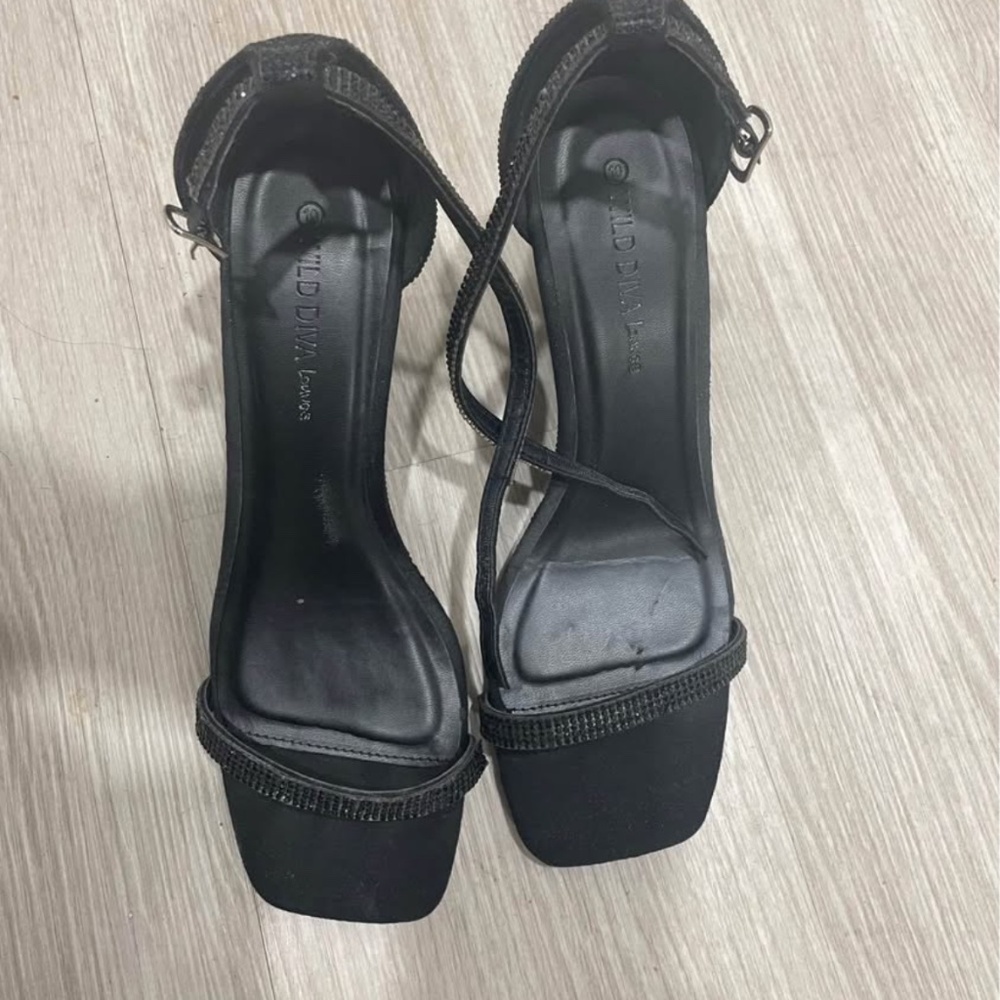 Black heel wedge